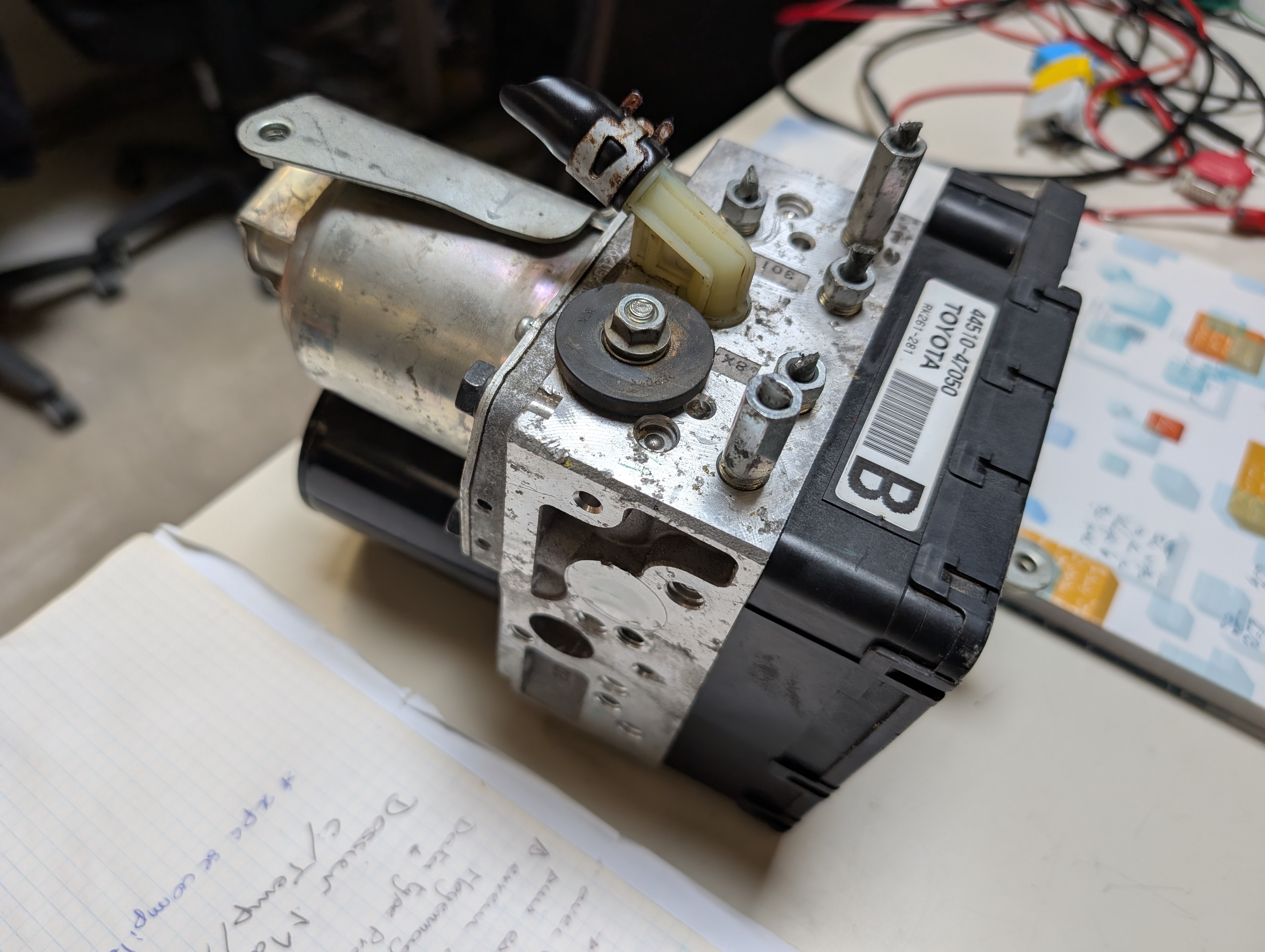 Module ABS Toyota Prius 2 et son connecteur